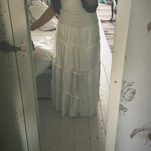Vit långkjol  - Säljer en vit långkjol som är väldigt trendigt att ha just nu💕strl S men passar även xs/m då det är resårband runt midjan