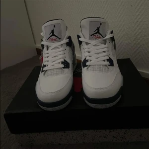 Jordan 4 midnight navy - Jordan 4 midnight navy helt ny skick inga defekter eller liknande perfekta skorna inför sommaren box samt kvitto finns. Pris kan diskuteras.