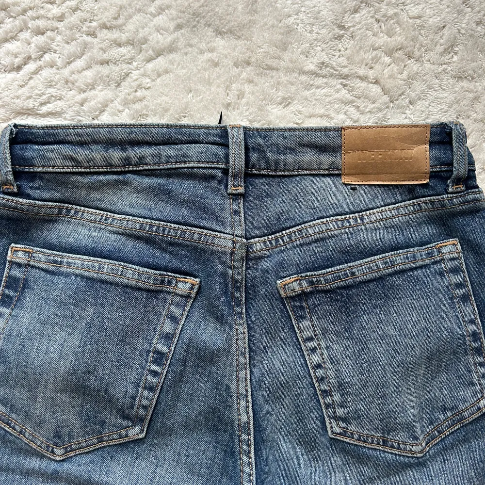 Säljer dessa jätte fina lågmidajade jeansen få de är för små. Jeansen är från Weekday. Skriv för fler bilder . Jeans & Byxor.