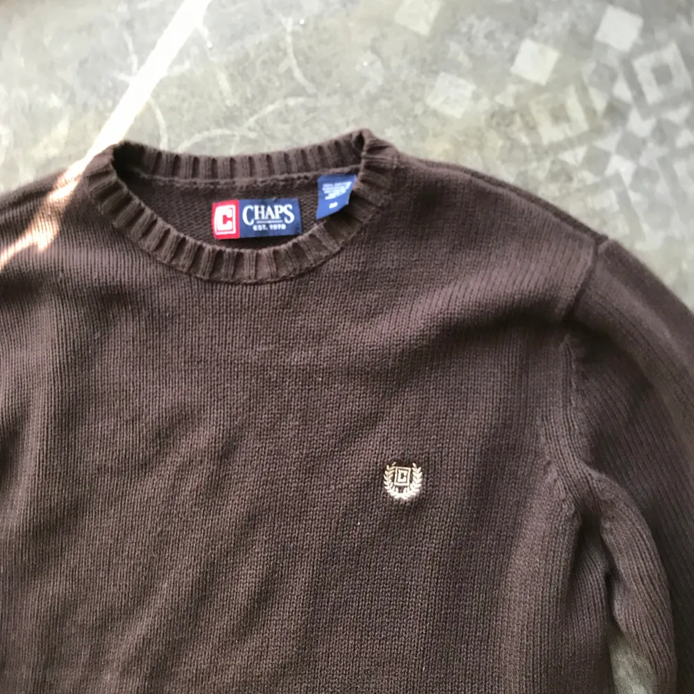 Brun stickad sweater från chaps, bra kvalitet och stretchig, den är i herr M storlek och är relativt lång i ärmarna, tung i tyget. Tröjor & Koftor.