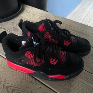 Air Jordan 4 retro red - Använda några gånger, köpta 2023 för 6500 i storlek 39