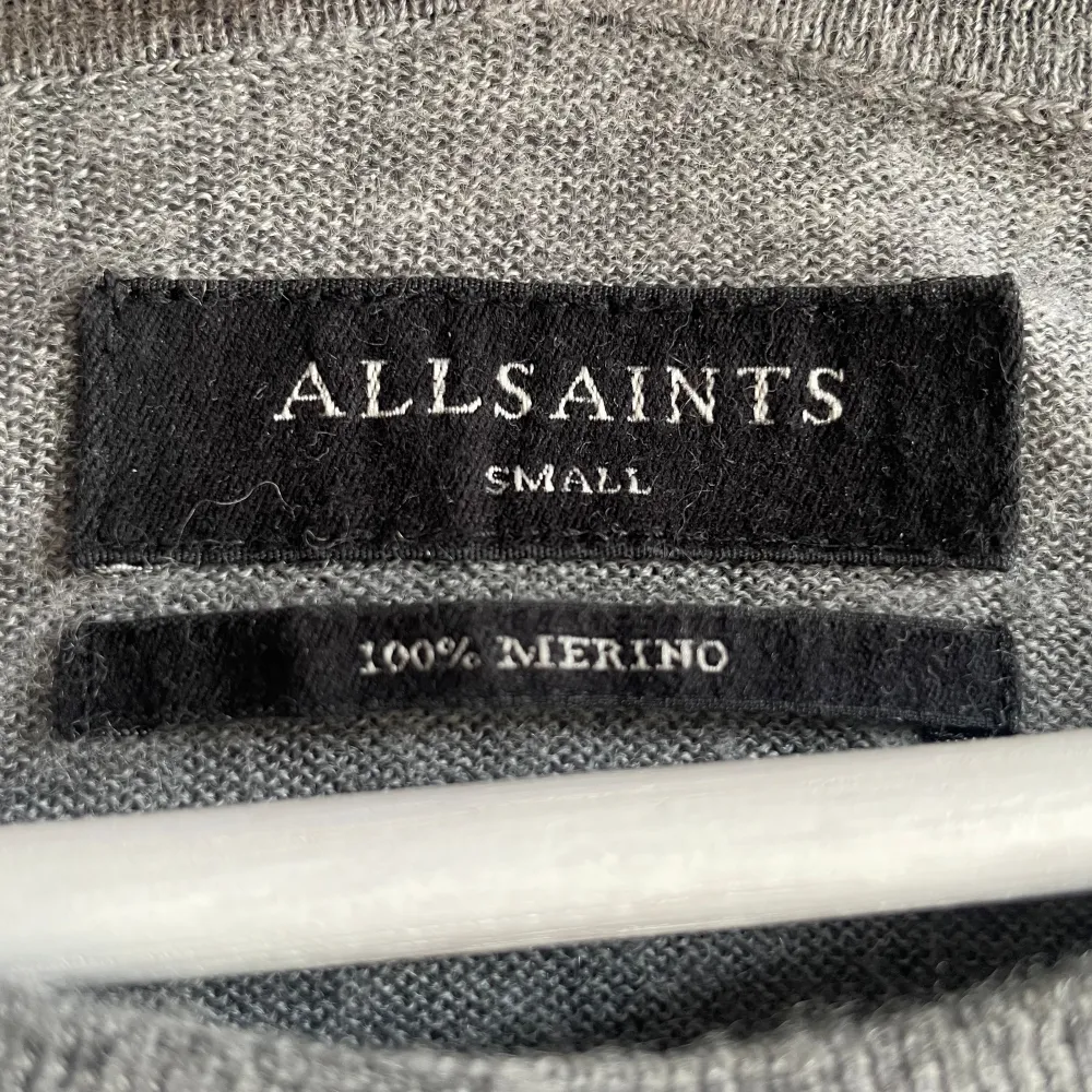 Säljer denna gråa All Saints tröja i storlek S😃 Tröjan är knappt använd, alltså är den i väldigt bra skick👍 har ni några fler frågor så är det bara att skriva😃💬 . Tröjor & Koftor.