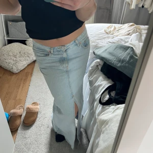 Jeanskjol - Lågmidjad jeanskjol från Stradivarius i storlek 32. Säljer då den tyvärr är lite liten på mig. Kjolen är köpt förra sommaren. Hör av dig för fler bilder/frågor!!