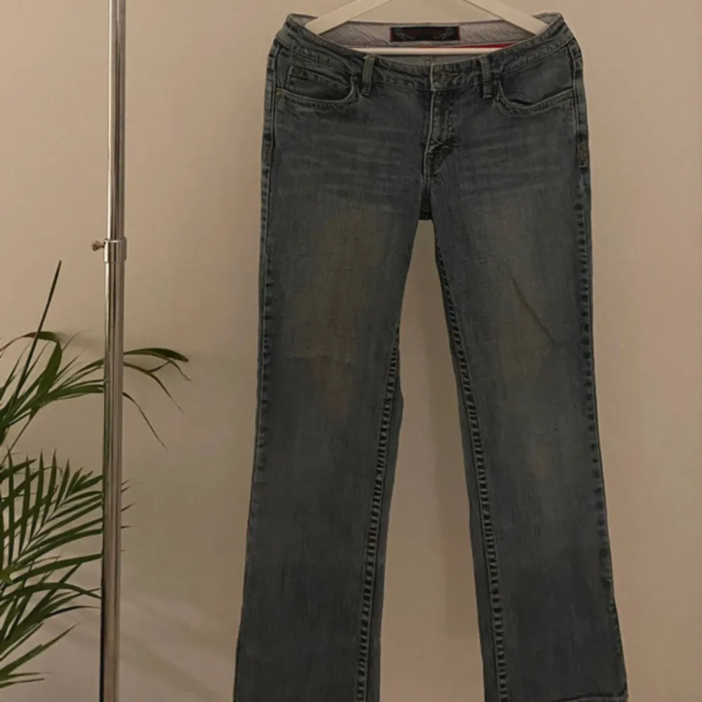 Lågmidjade bootcut jeans från esprit . Jeans & Byxor.