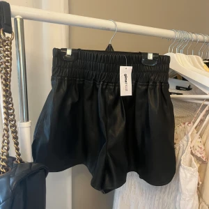 Skinn shorts - Mycket trendiga och fina skinnshorts från Gina tricot! Helt oanvända med prislapp kvar, säljer då de är förstora för mig🙌🏻 skriv om du vill ha fler bilder🤩