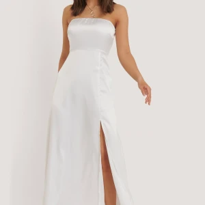 Balklänning i satin  - Världens finaste balklänning i satin 🩷Den kom tyvärr inte till användning på min bal då jag hittade en annan, så den är som sprillans ny.  Lappen är kvar! ❤️