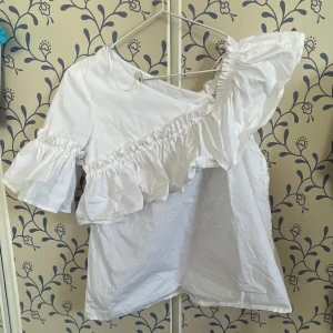 Unik topp - Säljer denna skit snygga och unika topp från stradivarius😻 Tyvärr har den inte kommit till användning så jag väljer att sälja den. 