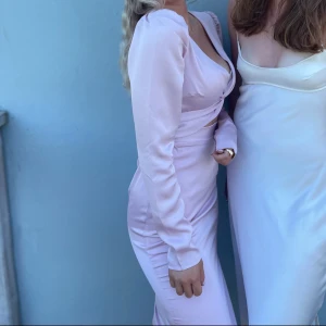 Rosa satinklänning Nelly - Superfin rosa klänning från Nelly, storlek 36!! 