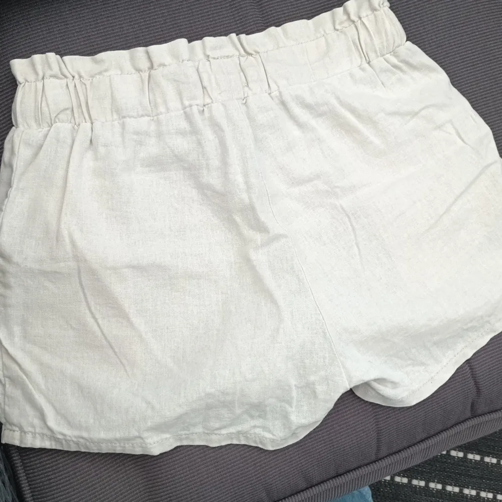 Fina linneshorts i fint skick från lindex i strl 152. Beiga.. Shorts.