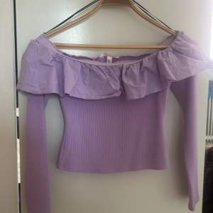  En lila snygg topp som man kan ha till sommaren en snygg kjol har aldrig använt den 19 kr frakt