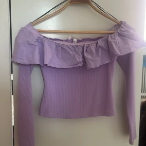  En lila  70kr -  En lila snygg topp som man kan ha till sommaren en snygg kjol har aldrig använt den 19 kr frakt