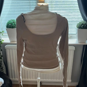 Beige långärmad tröja  - Säljer denna jättefina beigea tröjan i s från hm, därför att den är för liten för mig. Andvänd några få gånger, bra skick.🤍