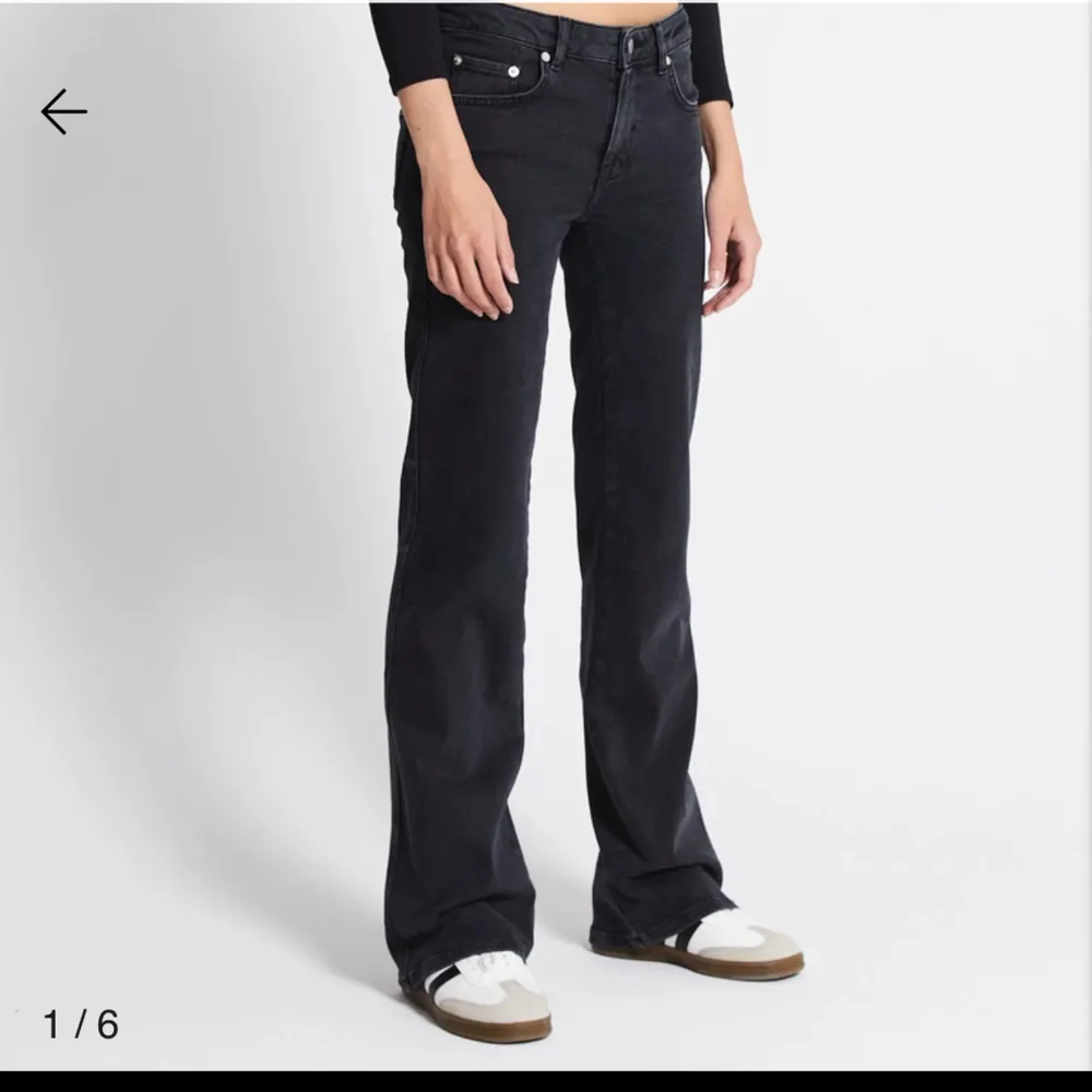 Säljer dessa jeans som tyvärr inte längre kommer till användning. Dem är använda väldigt få gånger så nästintill nya! Jag är 170🫶🏻. Jeans & Byxor.