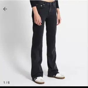 Säljer dessa jeans som tyvärr inte längre kommer till användning. Dem är använda väldigt få gånger så nästintill nya! Jag är 170🫶🏻
