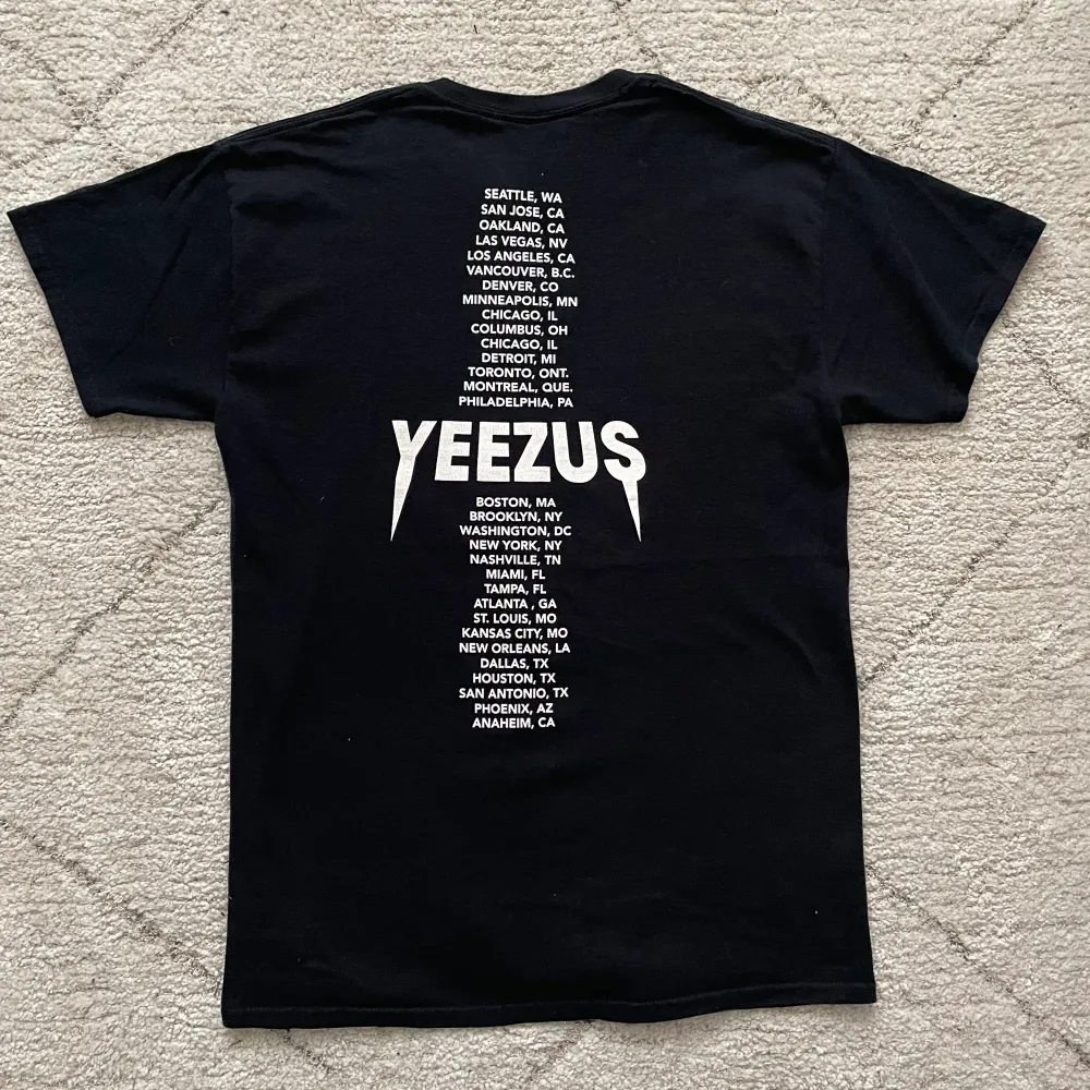 En väldigt rare T-shirt från Kanye Wests Yeezus Tour 2013-2014   Tar emot bud Obs! Texten står på ryggen . T-shirts.