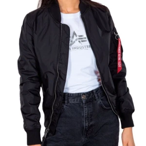ALPHA INDUSTRIES BOMBERJACKA   - Svart bomberjacka  Storlek: Xs  Rökfritt & Djurfritt hem  Använd ett par gånger  Ingen missfärgning  Bra skick  Butiks pris: 1300kr 