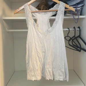 Linne - Den har tvättats några gånger, den är 30 år gammal nästan så finns ingen lapp som kan säga vad de e för märke 