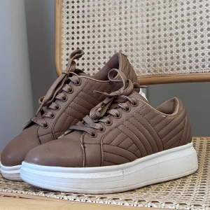 Sneakers  - Sneakers använda 1 gång.  Märke Na-Kd.  Storlek 36.  Pris 200:-. 