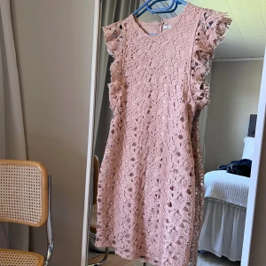 Gammelrosa spetsklänning - Gammelrosa spetsklänning från Nelly.  Använd vid fåtal tillfällen. Storlek 38.  300:-. 