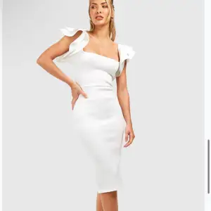 Säljer denna vita klänningen i scuba då den inte har passade mig. Helt oanvänd o prislappen sitter kvar
