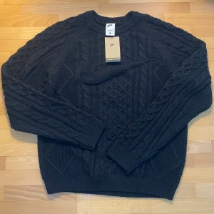 Nike SB Cable knit sweatshirt  - Köpt från sneakersandstuff 2022. Aldrig haft på mig och har alla taggar kvar. 