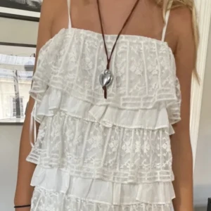 Intressekoll  - Intressekolll på denna så fina klänning!!! Perfekt till student eller skolavslutningen 💗💗💗 spets och volang!! Lånad bild