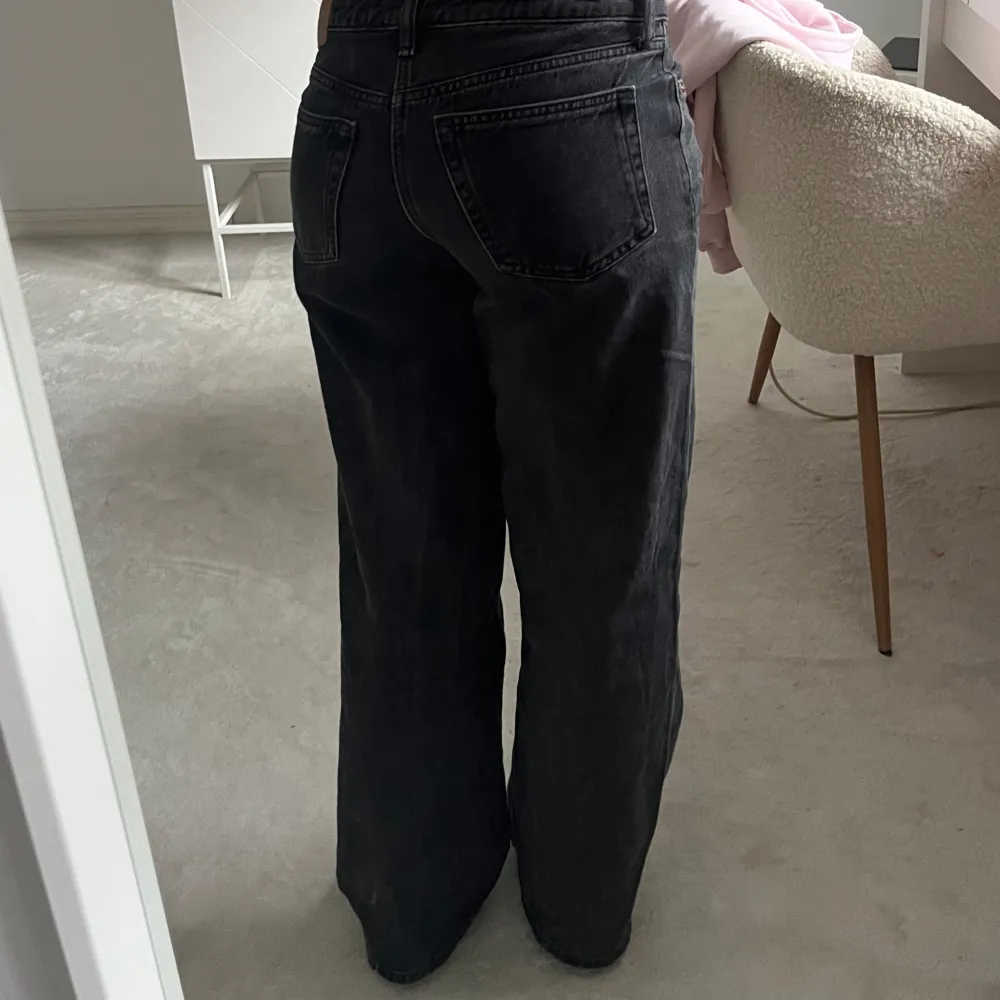 Lågmidjade och vida jeans från weekday i modellen ample, strl 26/32! Köpte för ca 600kr, säljer för 200kr. Jeans & Byxor.