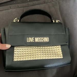 Live moschino väska - I nyskick, riktigt skinn Inköpt för ca 2000
