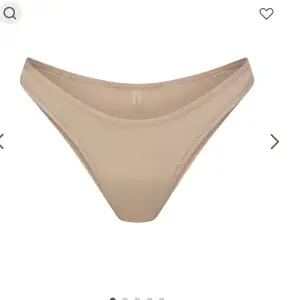  Aldrig använd bikiniunderdel från Skim i färgen Desert. Storlek S  Säljer på grund av att den är köpt i fel storlek. enbart testad med underkläder under.