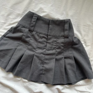 Grå kostymkjol - En grå kostymkjol, jättesnygg miniskirt som sitter bra. Den är i storlek xs.  Skriv frågor :) 