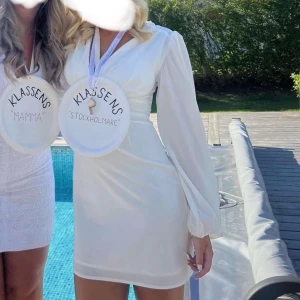 Vit klänning / studentklänning / klänning nelly - Superfin vit klänning från Nelly, perfekt till student! Storlek xs och använd en gång💕