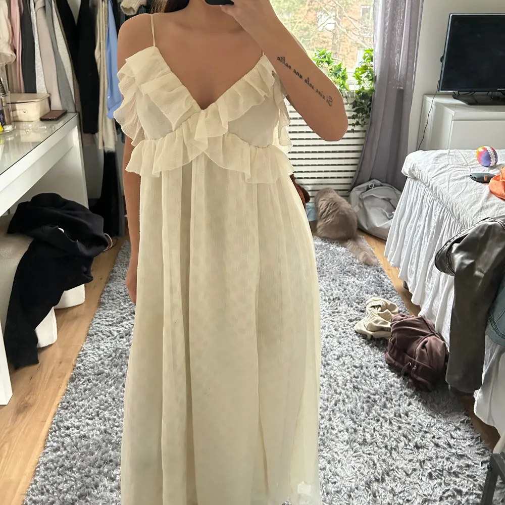 Säljer min super fina kräm vita klänning från hm i Italien köpt 2022💓💓super snygg. Klänningar.