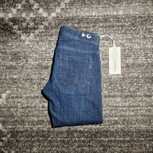 Dondup Jeans  - Tjena! Säljer ett par riktigt schyssta dondup jeans i modellen George. Skicket på jeansen är 9.5/10. Har du några frågor eller funderingar så hör av dig // IC_RESELL 