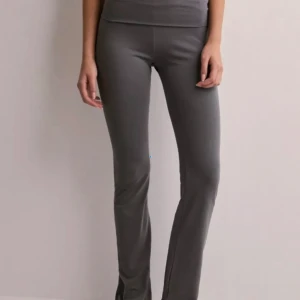Yoga pants  - Mörkgråa yoga pants från Nelly💕använda få gånger och i fint skick. Pris kan diskuteras