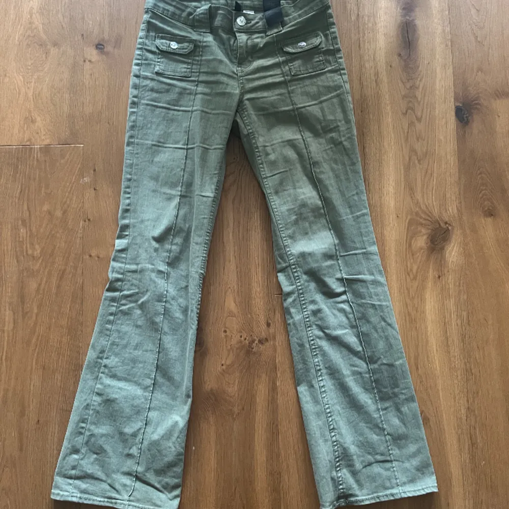 Svin snygga jeans från H&M🩷 säljer den för att de inte kommer till användning! Super fint skick!. Jeans & Byxor.