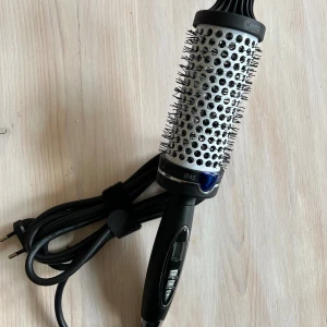 Cera värmeborste - Cera Hot Styling Brush 45✨ Säljer en värmeborste från Cera som tyvärr inte håller stylingen så länge på mitt väldigt tjocka och tunga hår. Verktyget i sig är väldigt fräscht och värms upp väldigt snabbt😇 Orginal förpackningen följer med 🫶🏼