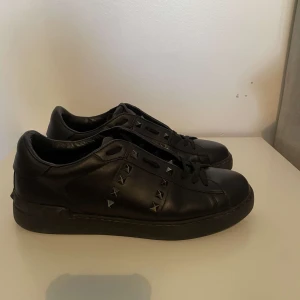 Valentino rockstuds 41,5  - Valentina skor storlek 41,5 | Skick 8,5/10, endast använda ett par gånger | Vid snabbaffär bättre pris | Tveka inte att skriva vid funderingar eller fler bilder|
