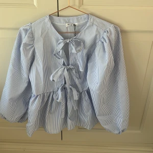 Meet me there blus - Helt ny Meet me there blus, blå och vitt