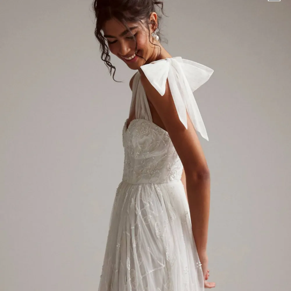 Så sjukt fina delatjer på denna klänning!!😍 Passar perfekt som balklänning eller bröllopsklänning! 💃 Slutsåld i mindre storlekar på ASOS, aldrig använd. . Klänningar.
