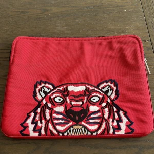 Datorfodral - Säljer min jättesnygga kenzo datorfodral. Nypris 1800. Nästan inga täcken på användningar. Nått: 33x25. Pris går att diskuteras vid snabb affär. Skriv för fler frågor