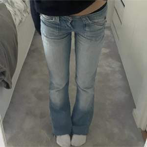 Säljer mina super fina jeans då de är lite för korta på mig💓 38 cm tvärs över och 80 cm innerbenslängd. tryck gärna på köp nu! Skriv om funderingar😇