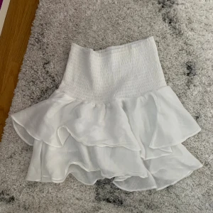 Vit kjol/topp - Jag säljer min vita idol som man kan ha oxkså som en topp! Storlek är S