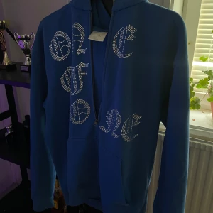 One Of One Hoodie Blå - Storlek M. Alla rhinestones sitter kvar