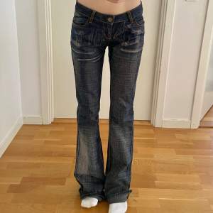 lågmidjade bootcut miss sixty jeans! har lagats på baksidan av ena benet, men det är inget som märks särskilt mycket. 💓💓SÅ SNYGGA!! vill egentligen inte sälja men är i behov av pengar.   midja: 35 innerben: 83
