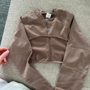 Träningstopp  - Superbra skick! Endast ett par gånger använd. Säljer eftersom att den är liten på mig nu. Storlek Xs men passar även som S. Köptes för 450