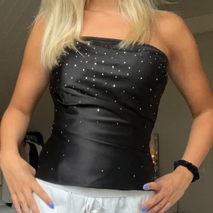 Otroligt korsett med glitter🖤 - Säljer denna superfina korsett topp som är från märket Mariposa, men är köpt här på Plick! Endast använd en gång av mig❤️