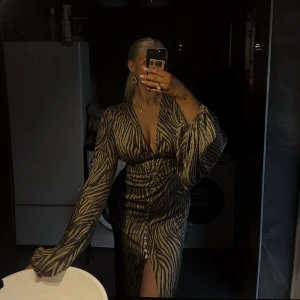 Adoore zebra  - Säljer min fina zebra klänning storlek 42(liten i storleken). Använd ca 5 gånger