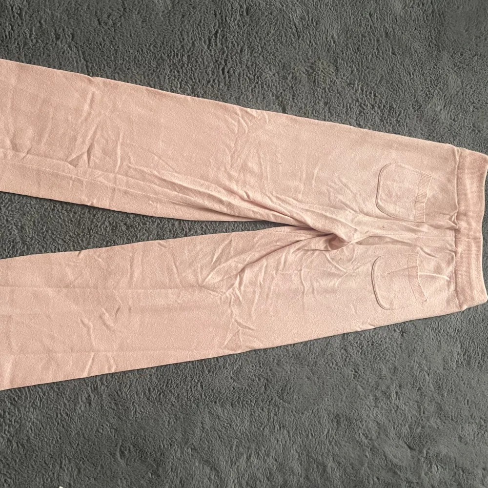 Rosa Juicy Couture set i XS, mixat material av 70% ull och 30% viskos. Knappt använt, väldigt bra skick.. Stickat.