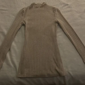 Långärmad beige tröja  - !Aldrig använt den!Långärmad har slits( är öppen)  på sidan storlek XS men passar även för S 