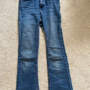 Långa bootcut jeans från only. Har slitage längst ner därav det billiga priset men syns inte så mycket när dom sitter på.